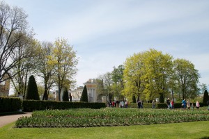 Guests file in through the main entry into the Upper Garden (Верхний сад), which is free to the public